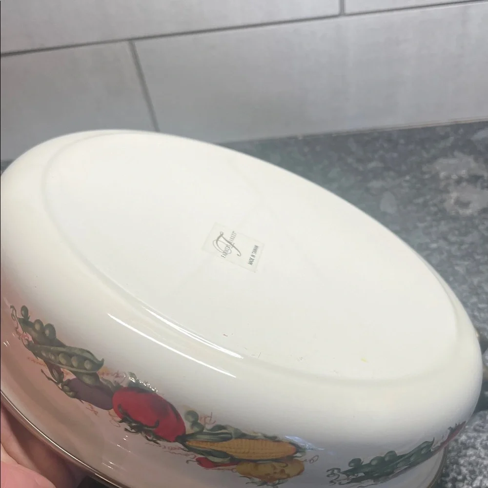 Farmers Market Decorative Vegetable Design Casserole Dish with Lid. Looks new!!